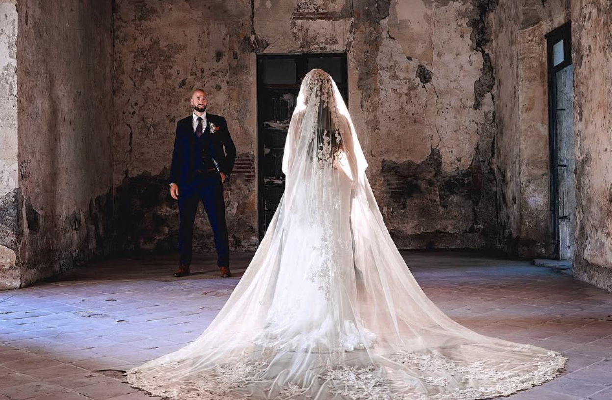 Pareja de novios posando en una finca antigua