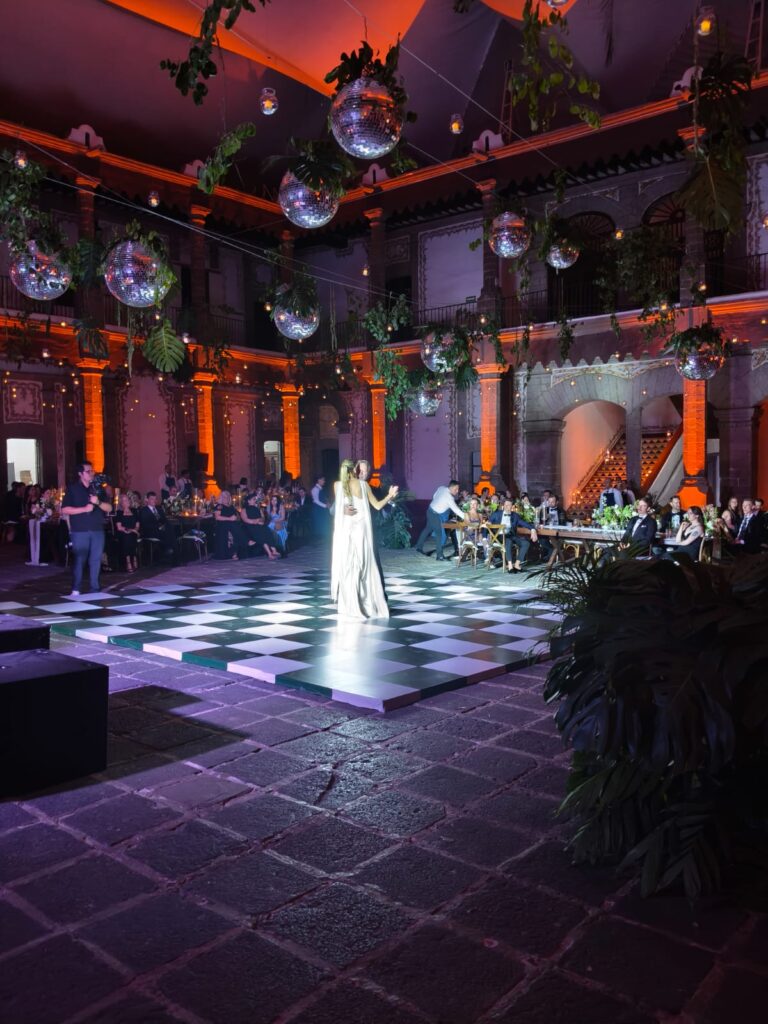 Baile de novios en su evento especial con bolas disco y pista blanco y negro